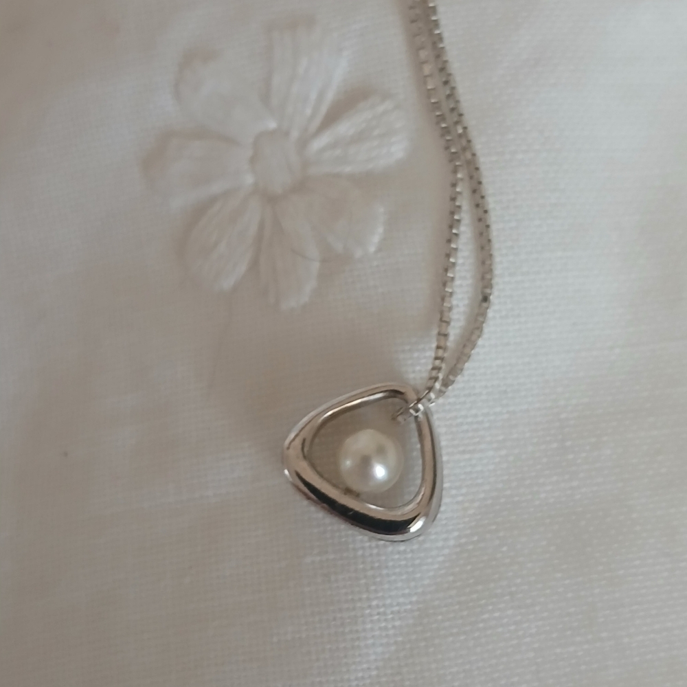 Silver and Pearl necklace pendant